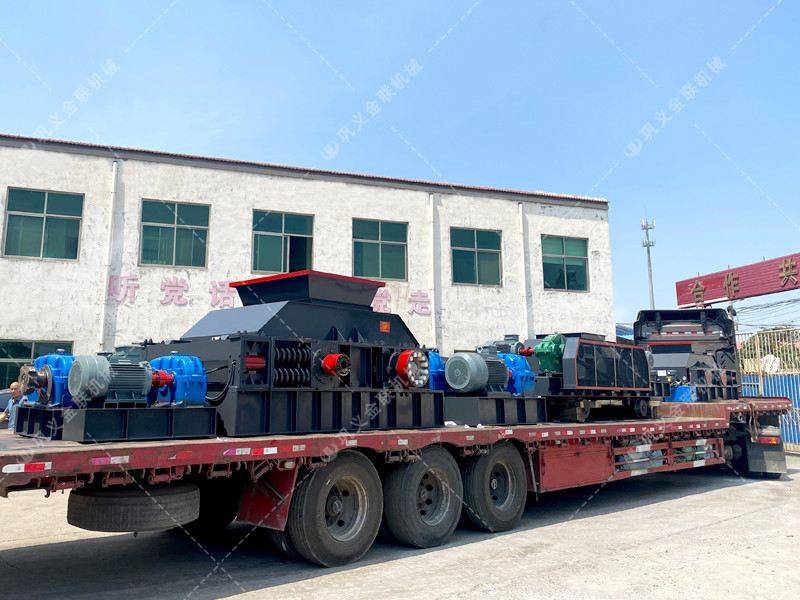 1200*1200雙齒輥破碎機,兩臺900*900軌道移動雙齒輥破碎機發(fā)往云南 1200*1200雙齒輥破碎機,兩臺900*900軌道移動雙齒輥破碎機發(fā)往云南