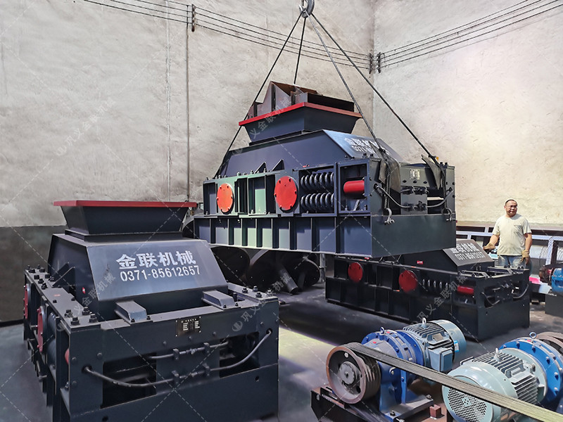 2PG1200x800型半自動(dòng)液壓對(duì)輥破碎機(jī)發(fā)貨圖片