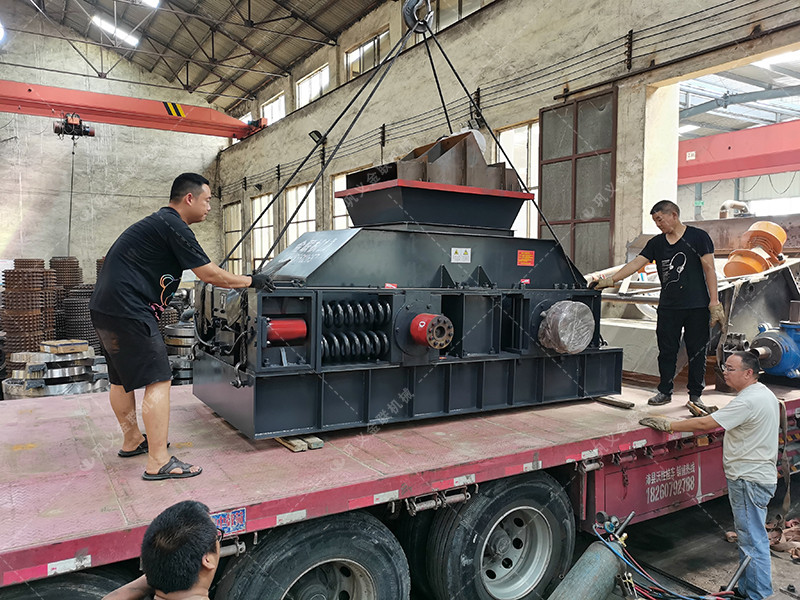 2PG1200x800型半自動(dòng)液壓對(duì)輥破碎機(jī)發(fā)貨圖片