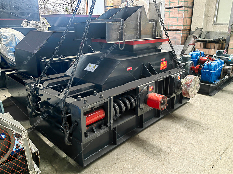 2PG800x600對(duì)輥破碎機(jī)發(fā)往貴州貴陽破碎鵝卵石