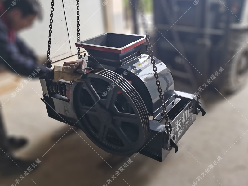 2PCG400*250小型雙齒輥破碎機發(fā)往烏魯木齊破碎玻璃