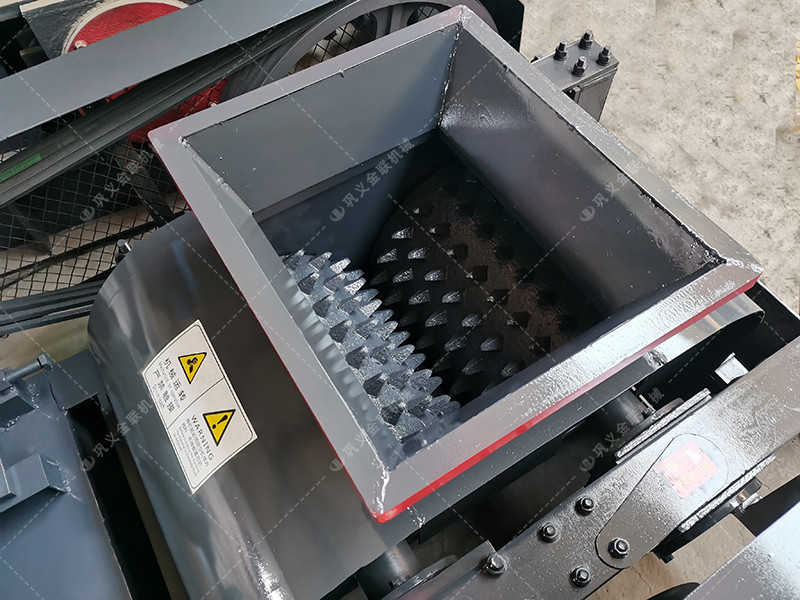 小型雙齒輥破碎機發往廣西百色破碎錳礦