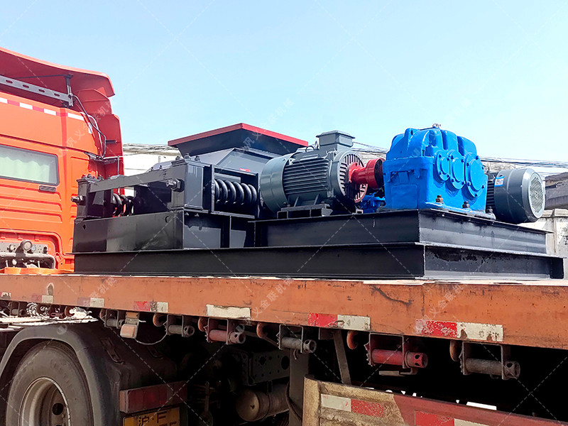 中型600x750直聯(lián)雙齒輥破碎機(jī)發(fā)貨 發(fā)往廣東